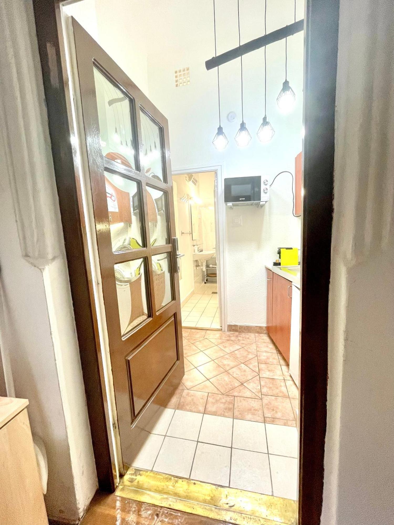 בודפשט Small Cosy Apartment Near The Famous Westend City Center מראה חיצוני תמונה