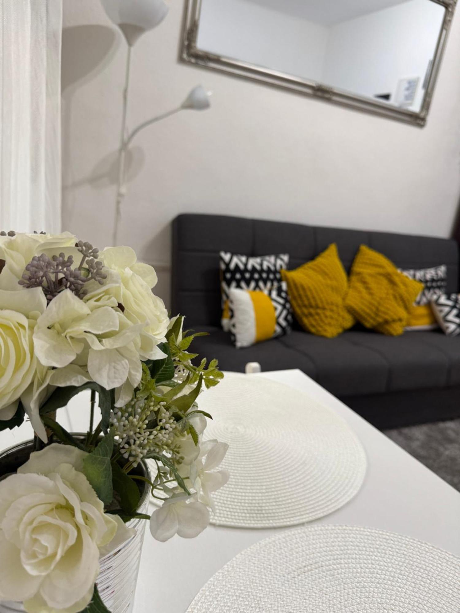 בודפשט Small Cosy Apartment Near The Famous Westend City Center מראה חיצוני תמונה
